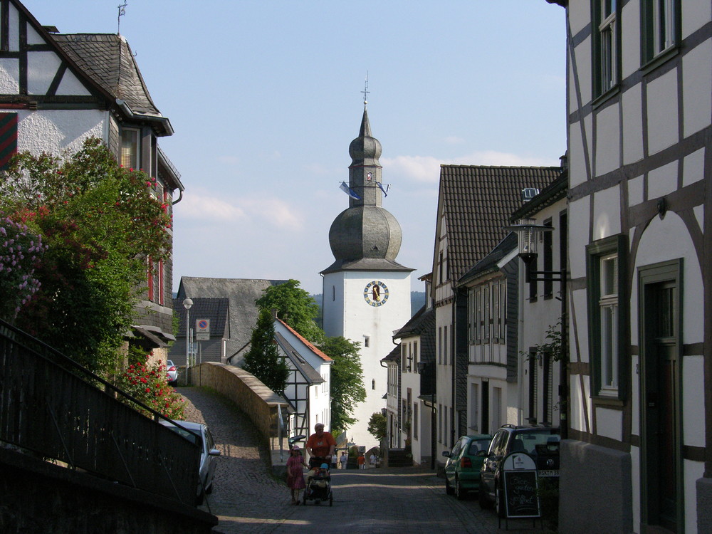 Schloßstrasse mit Glockenturm