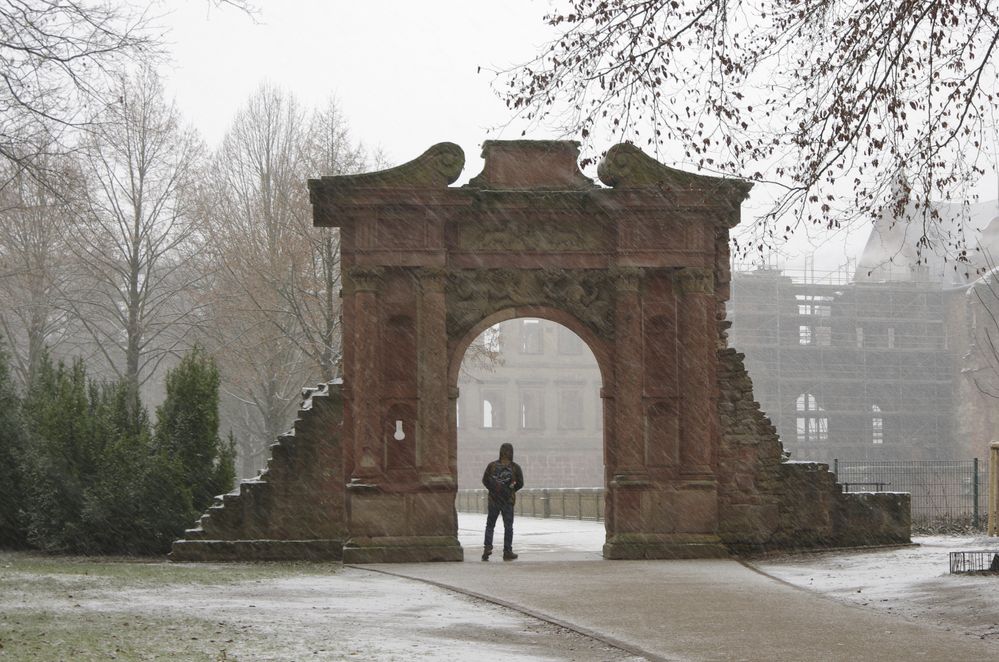 Schloßtor Heidelberg im Schneetreiben