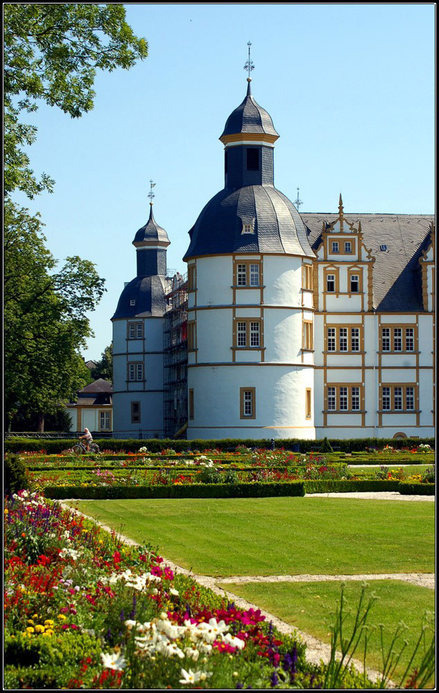 SCHLOSSTÜRME UND GARTENDETAIL