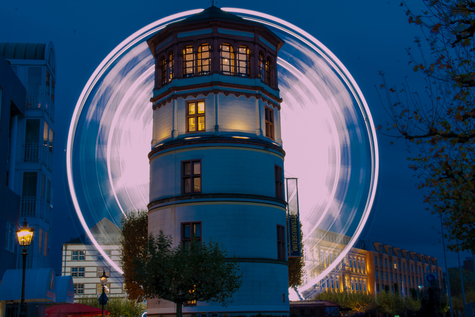 Schlossturm in Düsseldorf mit Riesenrad im Hintergrund