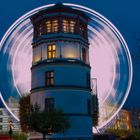 Schlossturm in Düsseldorf mit Riesenrad im Hintergrund