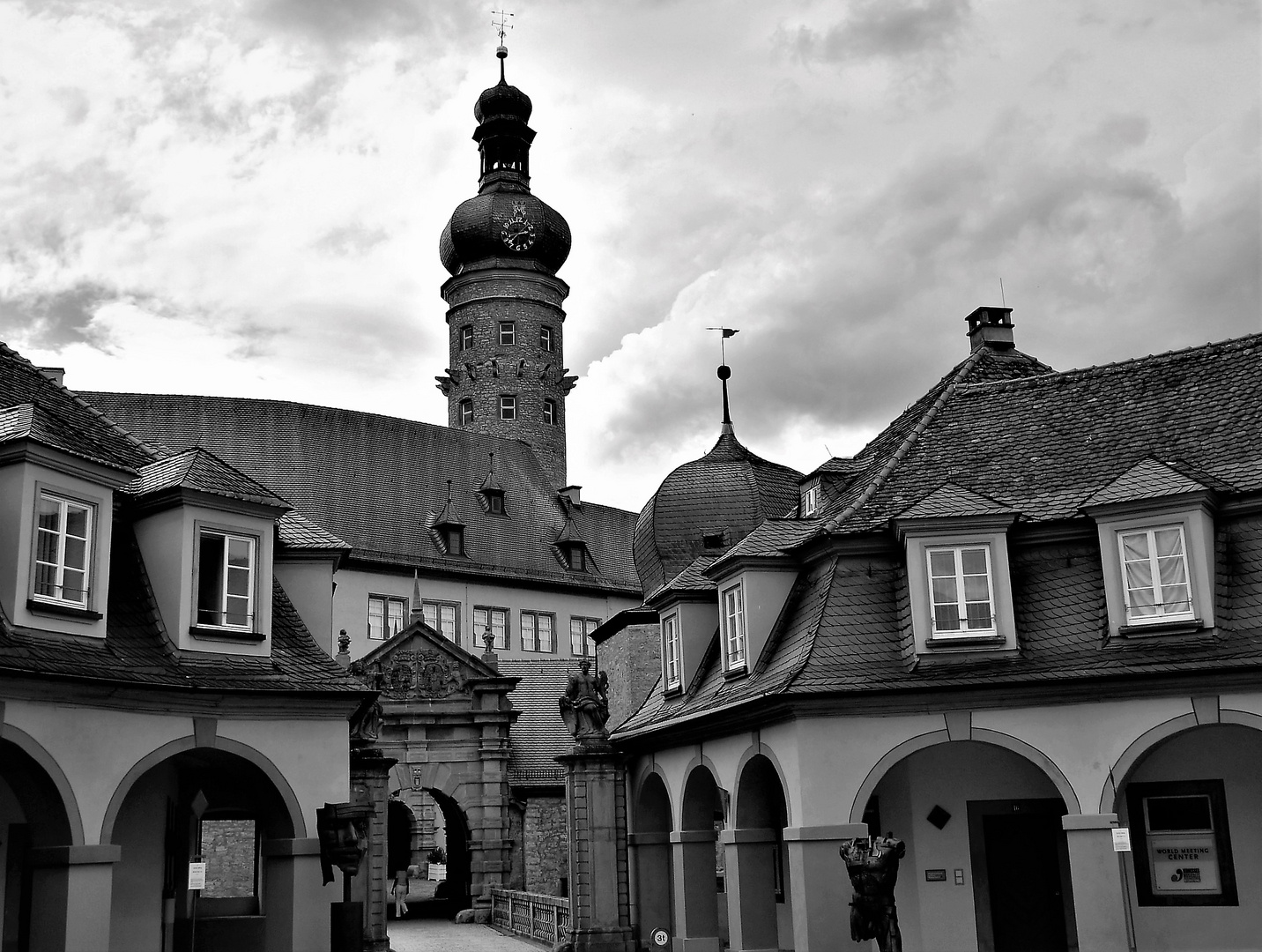 Schloßturm Weikersheim vom Marktplatz aus gesehen