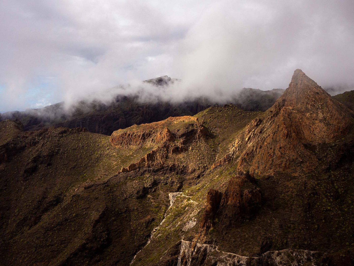 Schlucht auf Teneriffa unter einer Nebeldecke