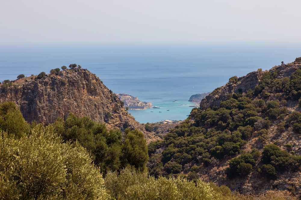 Schlucht mit Blick auf Spinalonga / Kreta