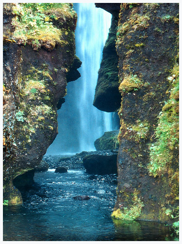 Schlucht mit Wasserfall