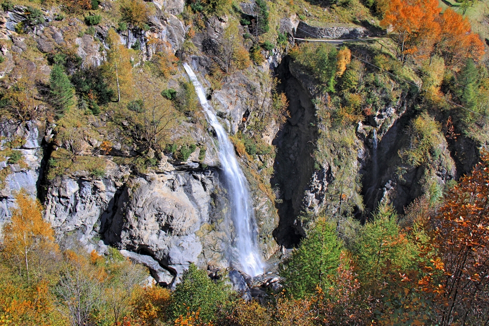 Schlucht mit Wasserfall