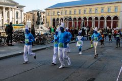 Schlümpfe beim Halbmarathon am Nationaltheater