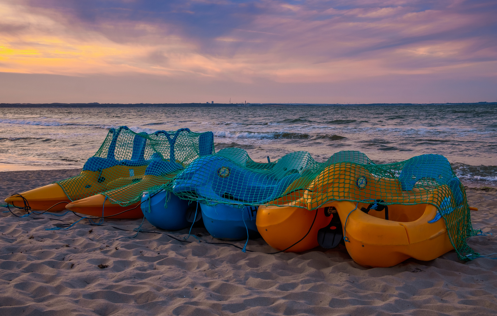 Schlummernde Boote am Strand