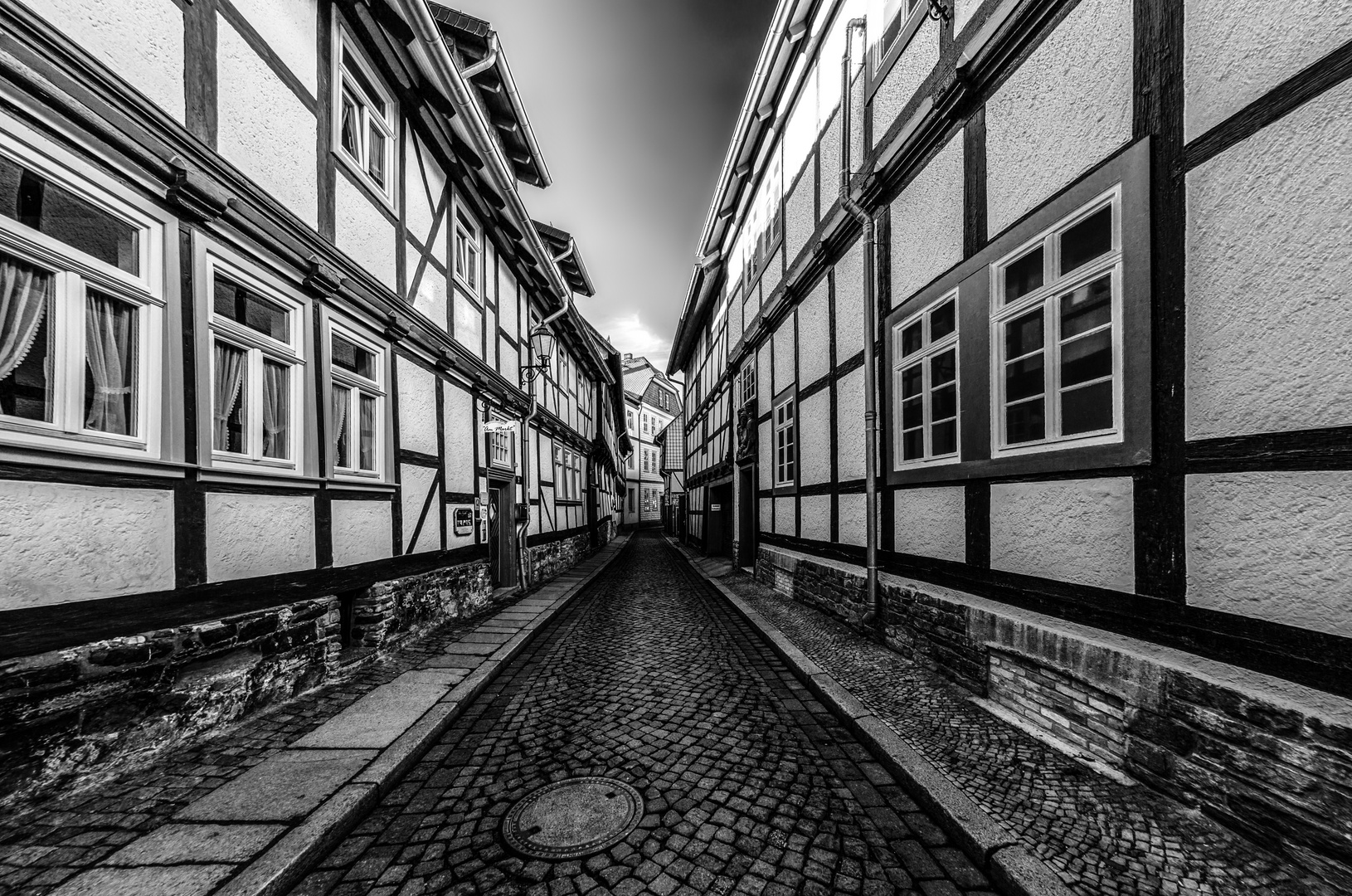 schmale Gasse in Wernigerode ( Harz )