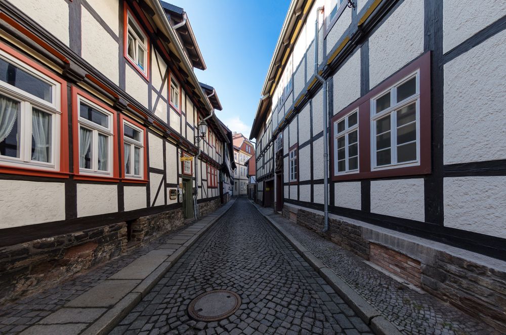 schmale Gasse in Wernigerode ( Harz ) I