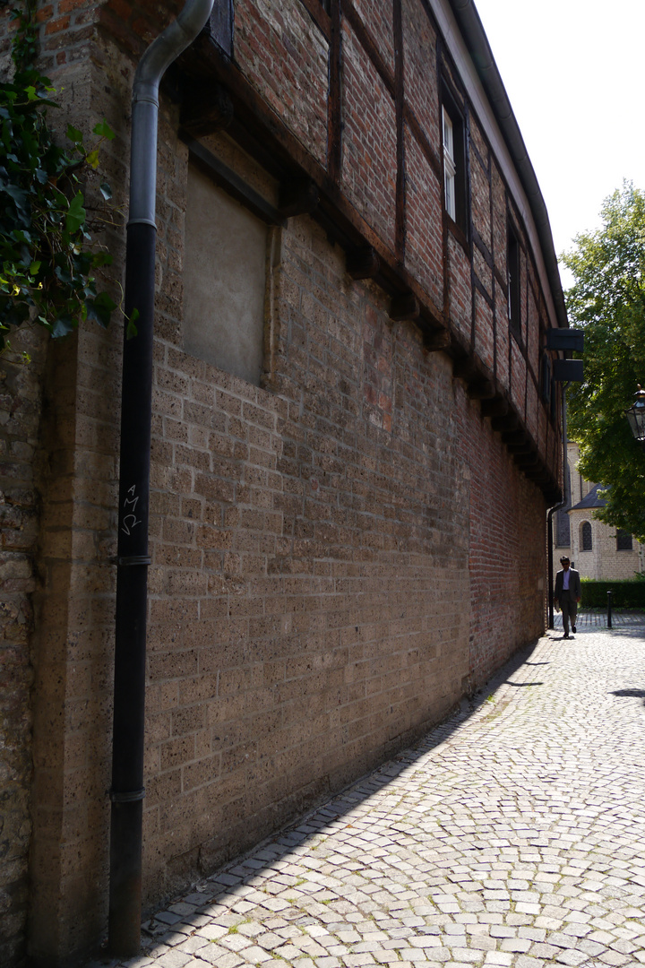 Schmale Straße im romantischen Kaiserswerth bei Düsseldorf. Bild 2