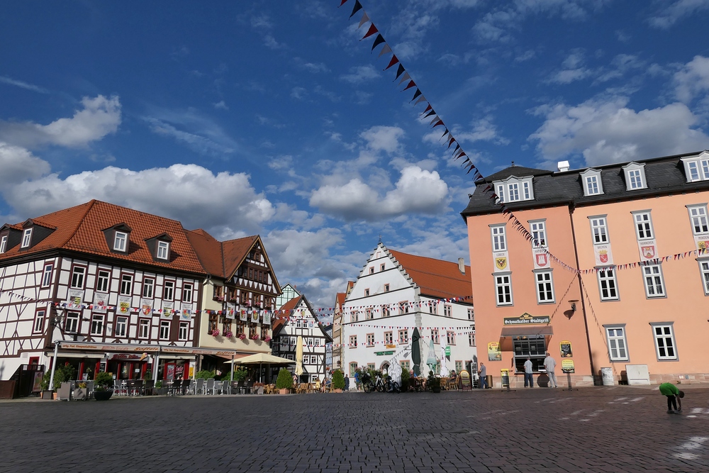 Schmalkalden: Der Marktplatz, hübsche Häuser und Thüringer Wölkcher 01