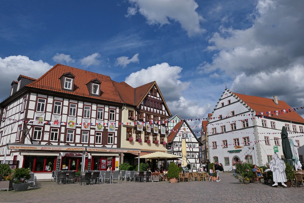 Schmalkalden: Der Marktplatz, hübsche Häuser und Thüringer Wölkcher 02