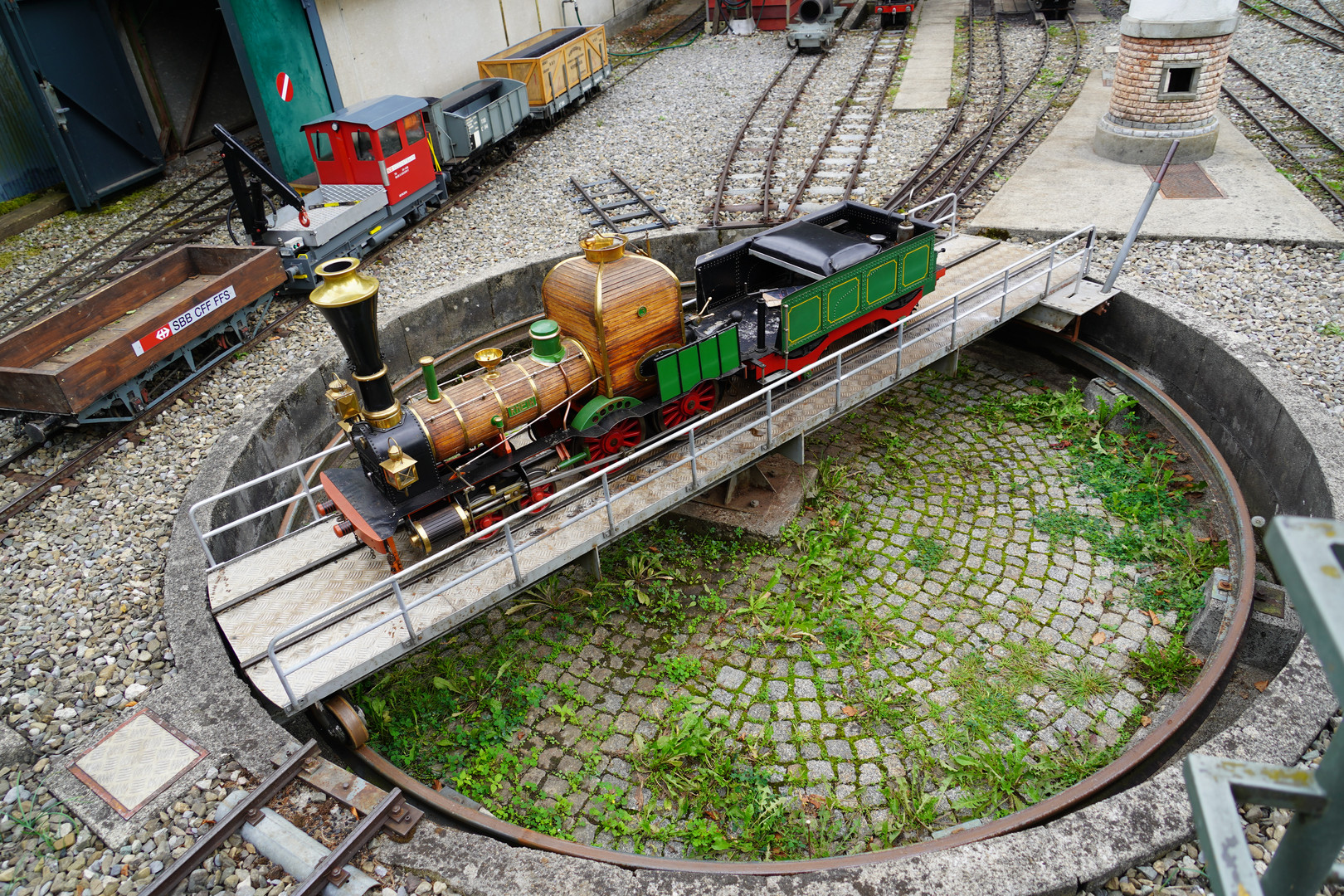 Schmalspur-Miniaturbahn auf Drehscheibe