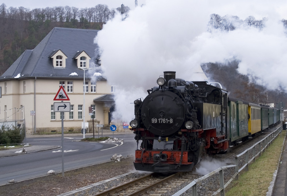 Schmalspurbahnen - Weißeritztalbahn, Einfahrt des Zuges in Freital-Coßmannsdorf....