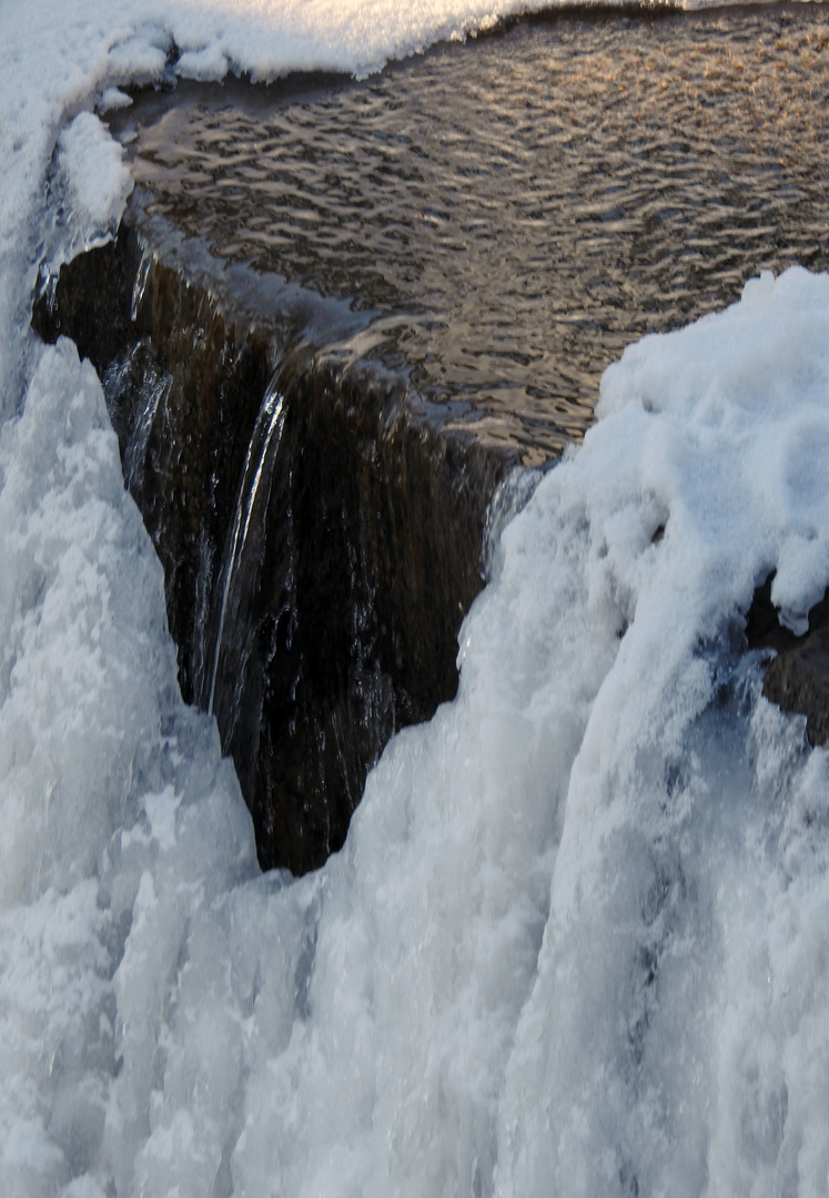 schmelzender gefrorener kleiner wasserfall