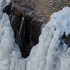 schmelzender gefrorener kleiner wasserfall