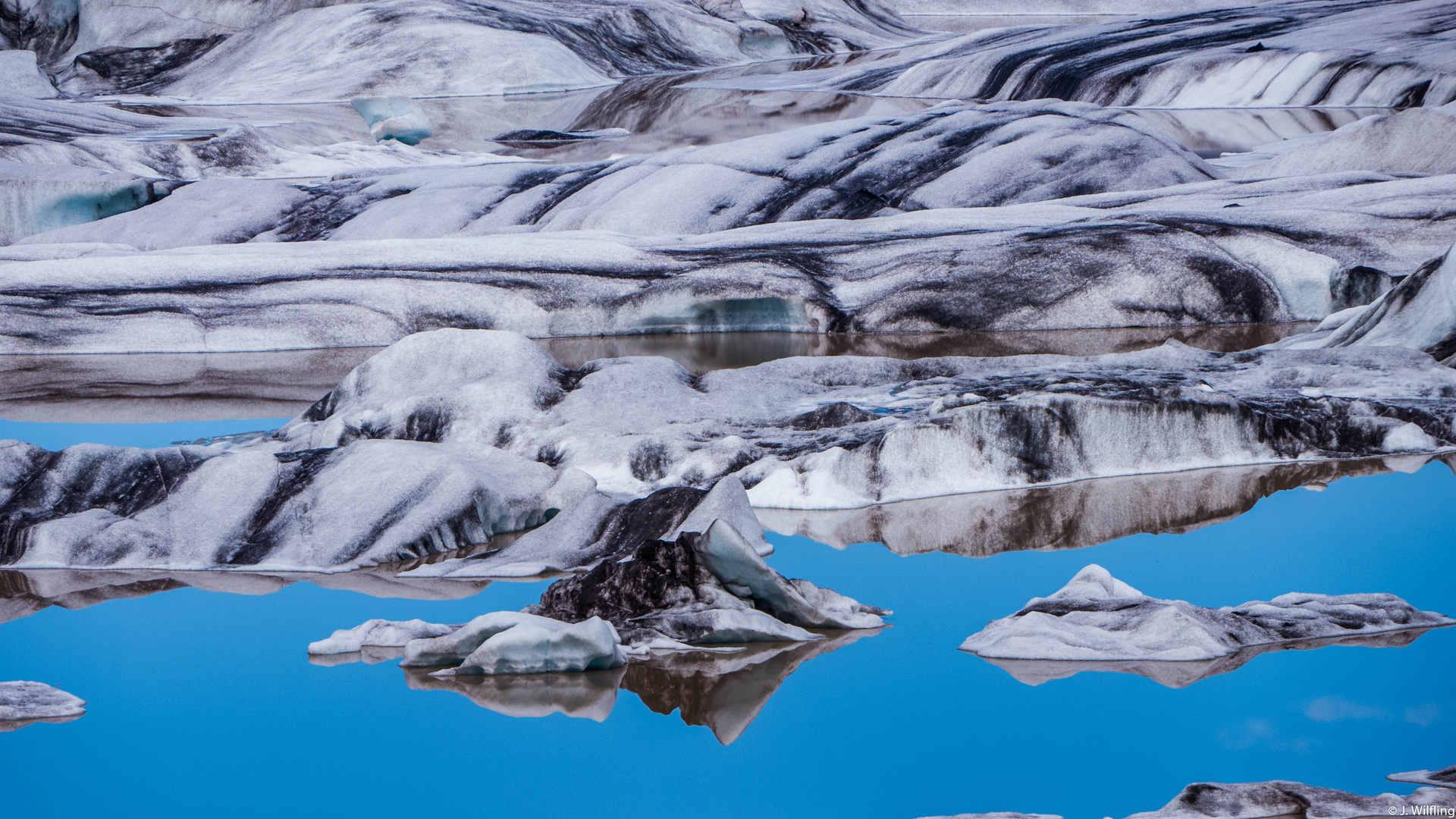 Schmelzender Gletscher Im Spiegelglatten Wasser