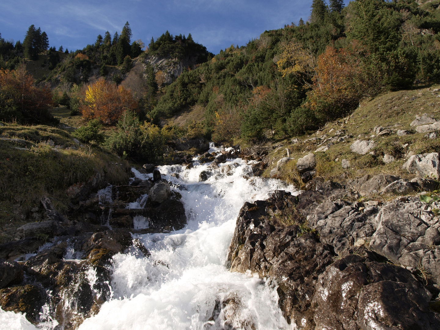 Schmelzwasser im Herbst nach dem ersten Schnee