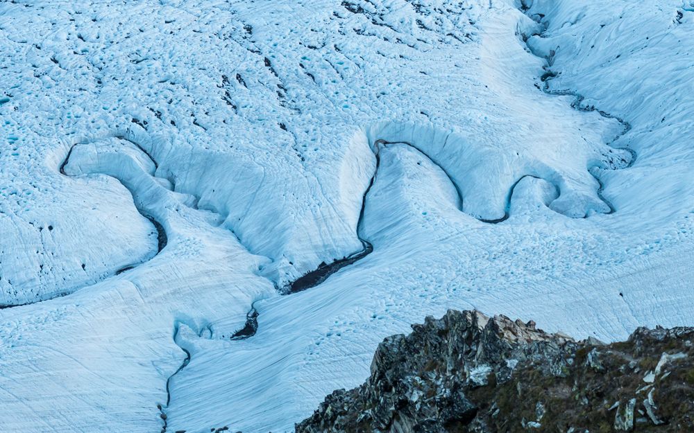 Schmelzwasser-Rinne im Gletscher