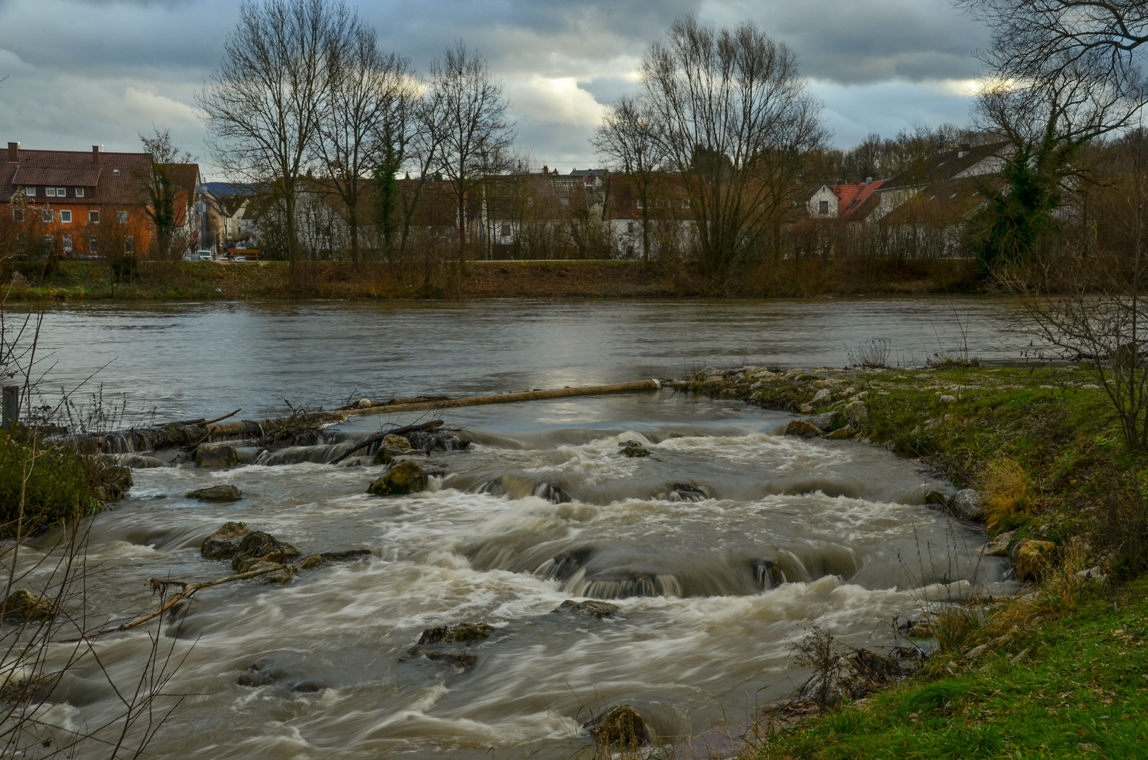 Schmelzwasser trübt den Neckar