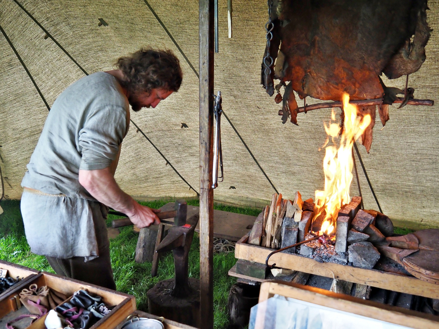 Schmied im Wikingerdorf Haithabu