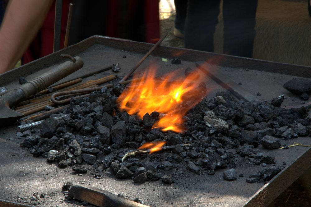 Schmiedefeuer auf dem Mittelaltermarkt