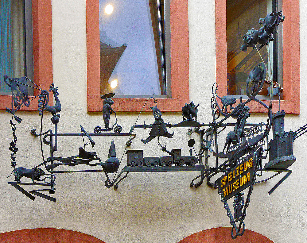 Schmiedekunst über dem Eingang vom Spielzeugmuseum in Trier