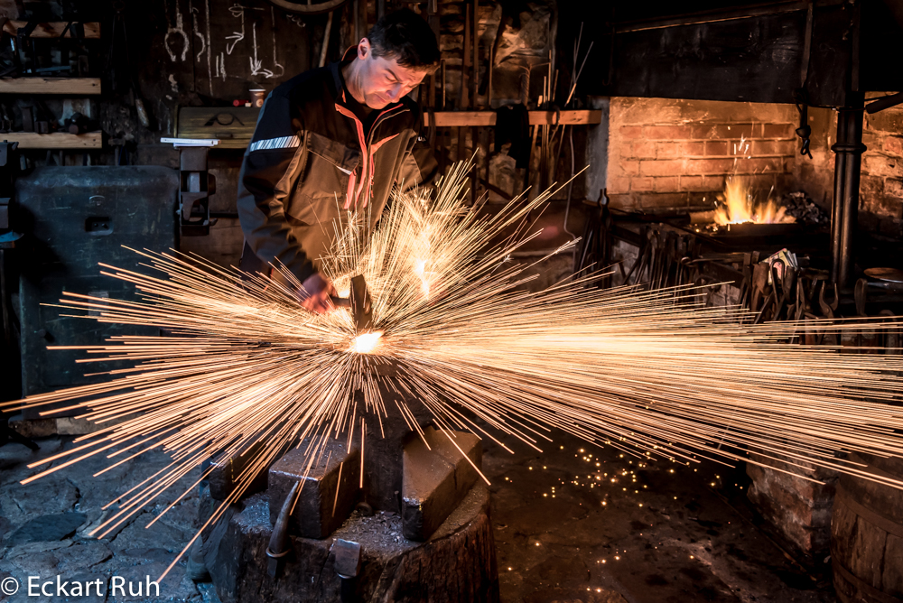 Schmiedemeister Wittig bei der Arbeit