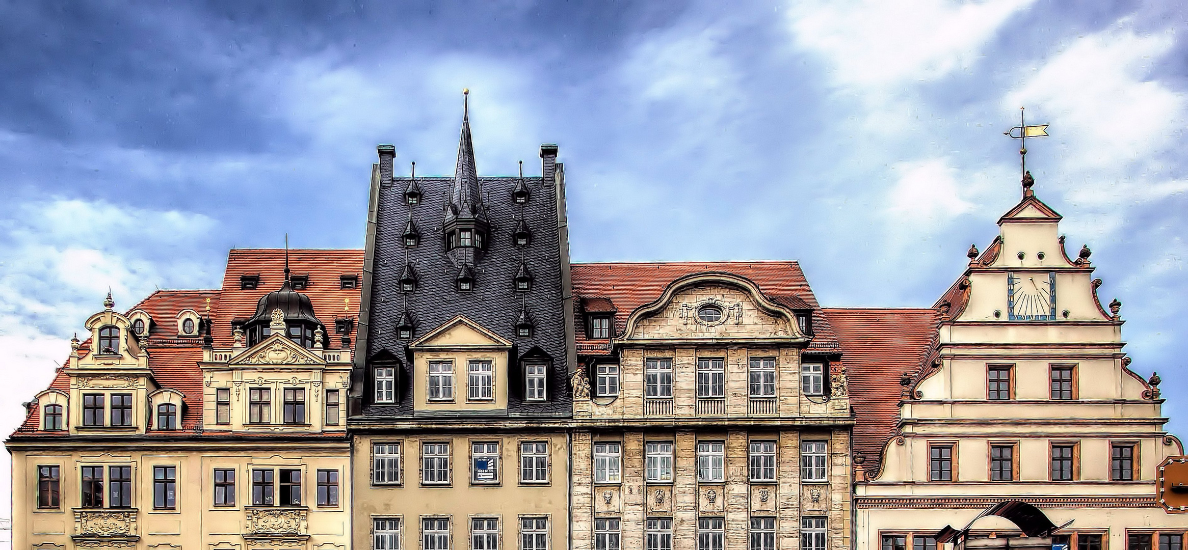 schmucke Fassaden am Leipziger Markt mit der Giebelfront alte Waage