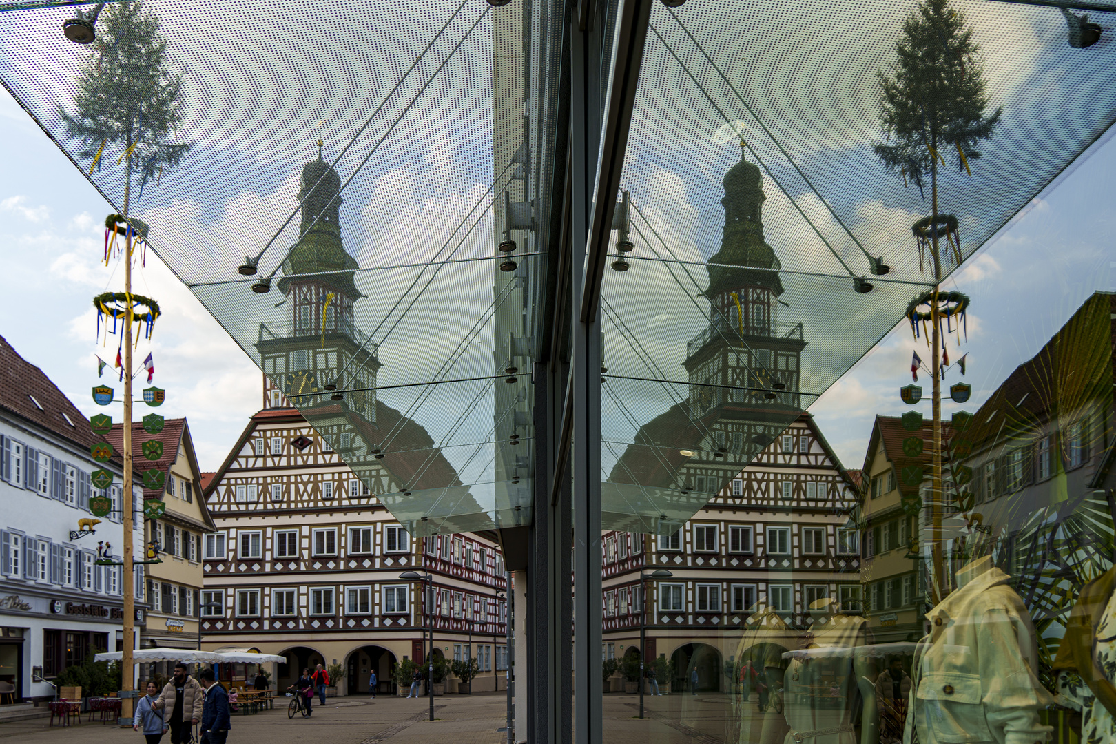 Schmuckes Rathaus im Spiegel