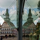 Schmuckes Rathaus im Spiegel