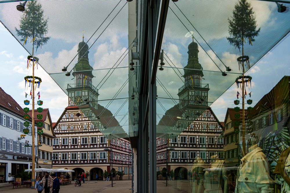 Schmuckes Rathaus im Spiegel