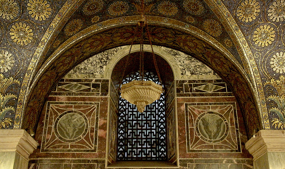 Schmuckvolle Bögen im Aachener Dom