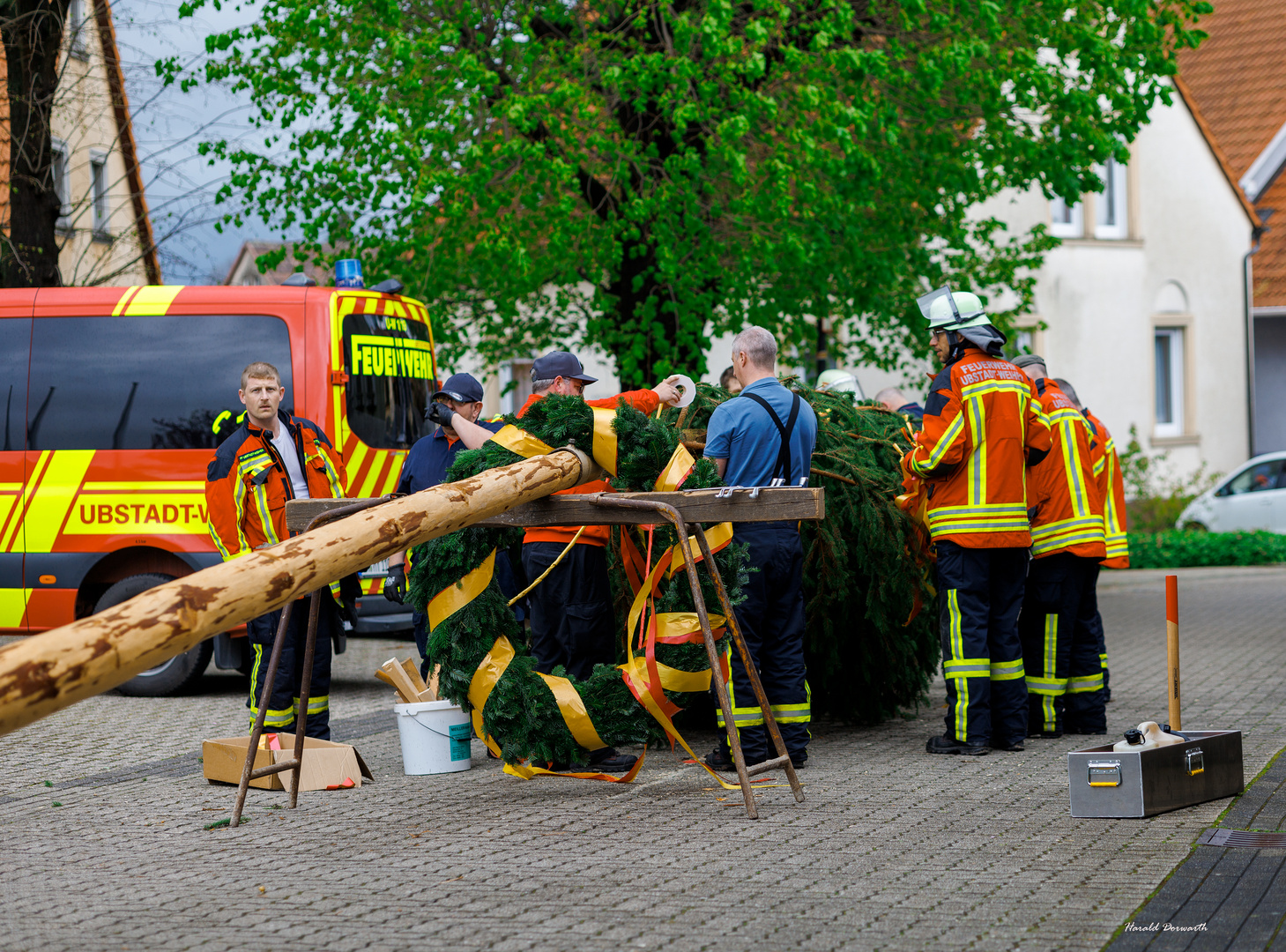 Schmücken des Maibaums