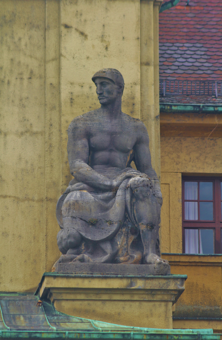 Schmückende Figuren am Lindauer Bahnhof