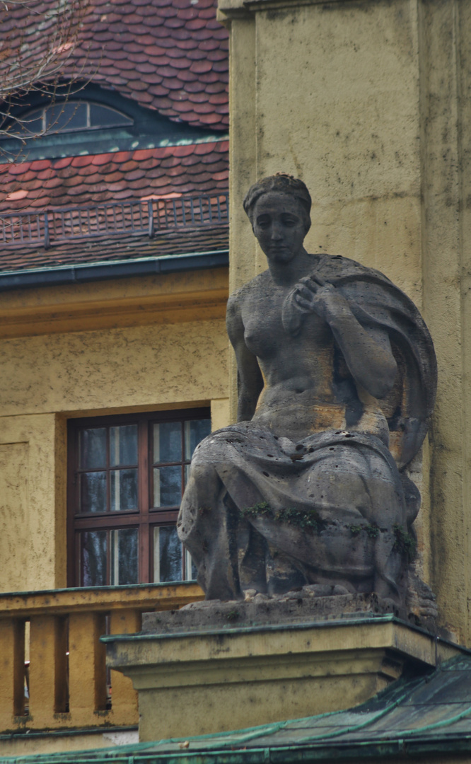 schmückende Figuren an Lindaus Bahnhof