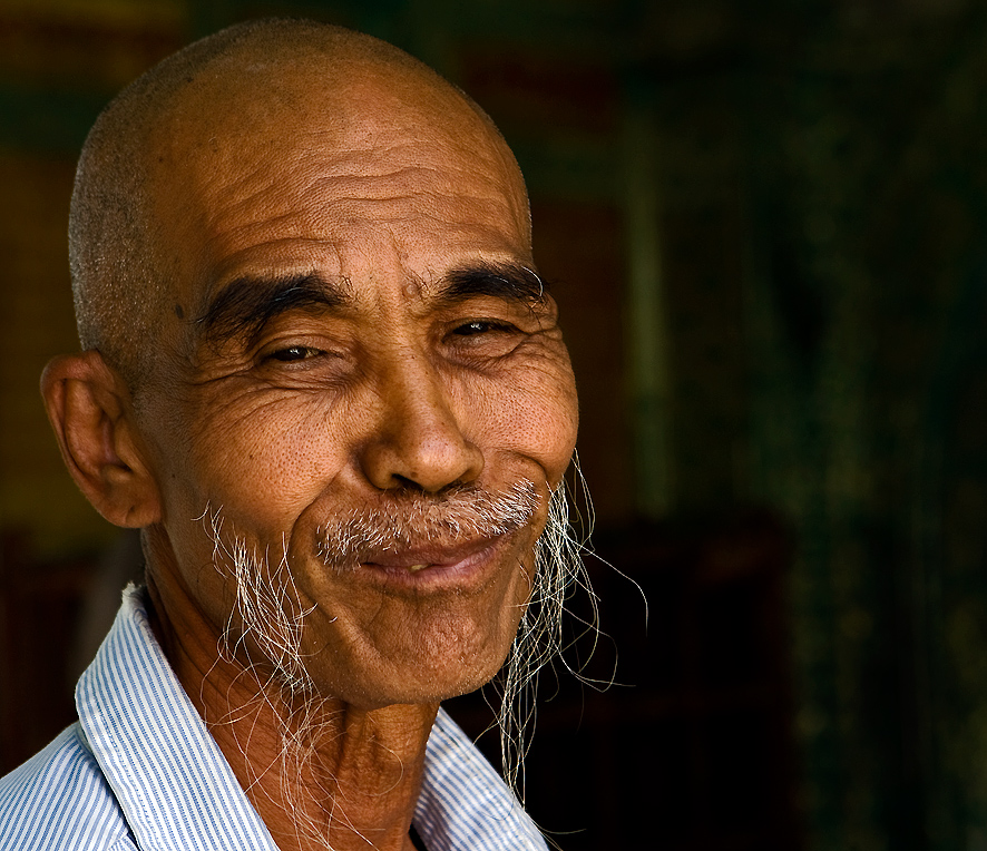 Schmunzelnder Tempelwächter in Mandalay