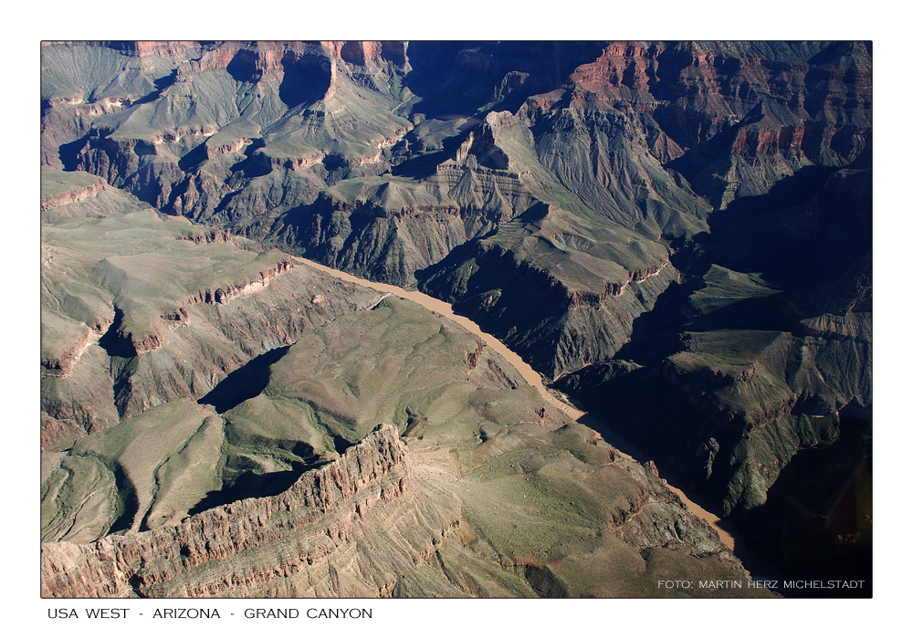 Schmutzig braun windet sich der Colorado River durch den Grand Canyon.