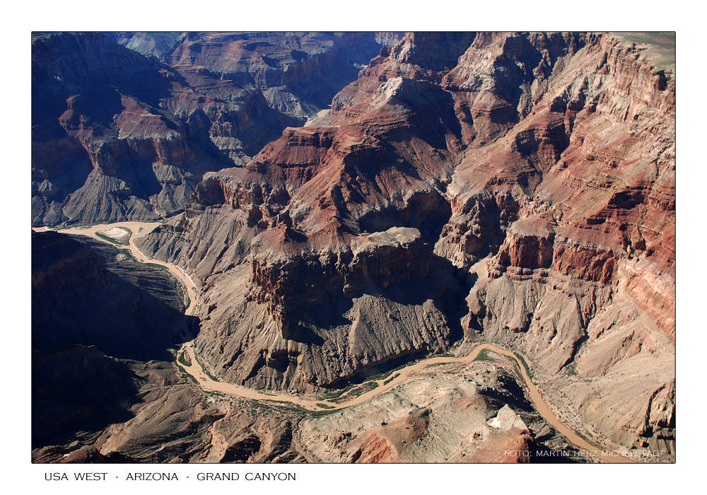 Schmutzig braun windet sich der Colorado River und seine Nebenflüsse durch den Canyon.