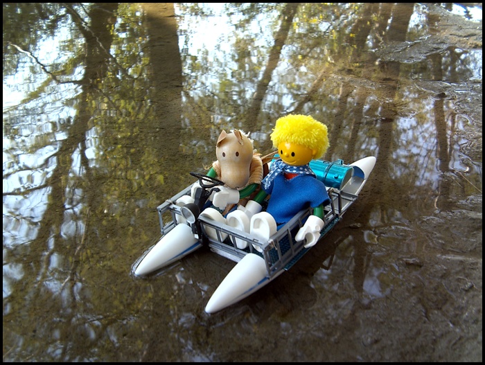 Schna und Rover fahren mit dem Boot