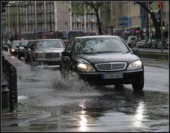 Schnappschuss eines Autos mit eingeschalteten Scheinwerfern