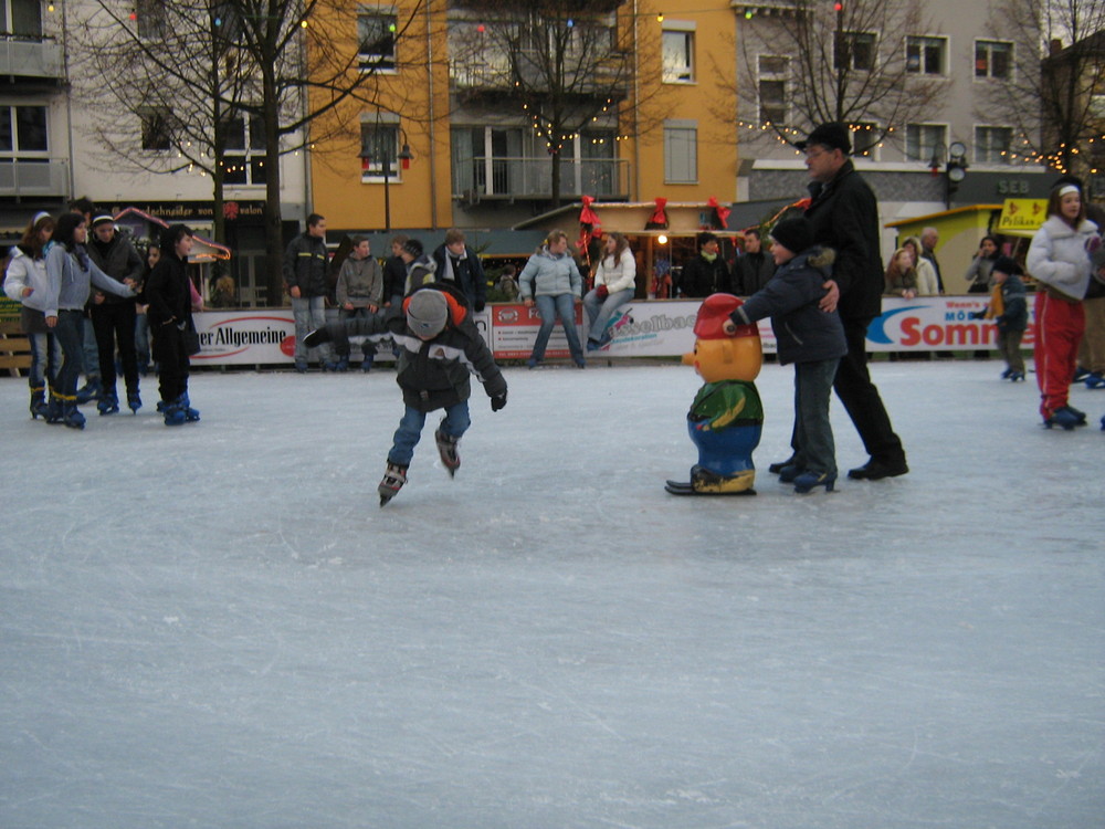 Schnappschuss heute auf dem Gießener Weihnachtsmarkt, an der Eislaufbahn (Kirchenplatz)