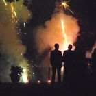 Schnappschuss mit kleinem Feuerwerk bei Nacht
