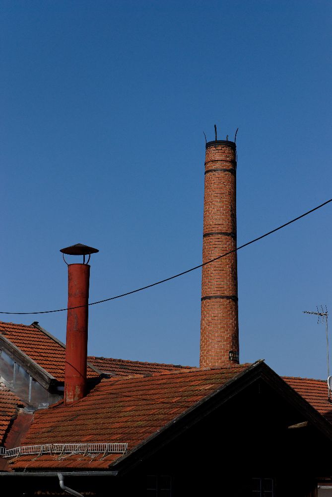 Schnapsbrennerei im Abendlicht