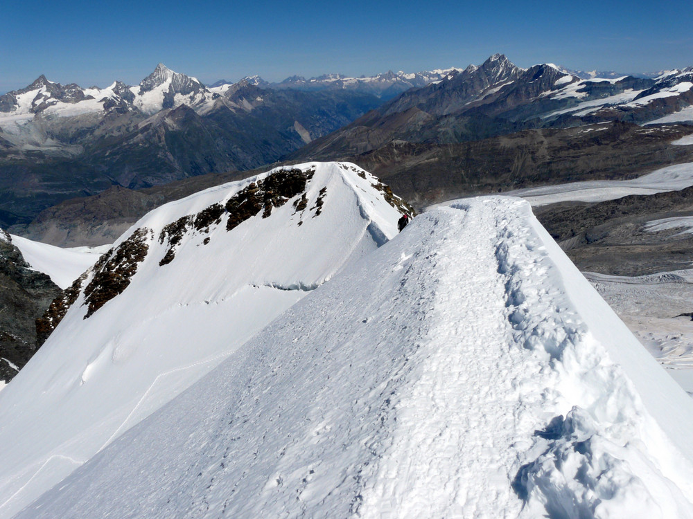 Schnapsklare Fernsicht auch Richtung Norden.Gipfel Castor 4228 müM.