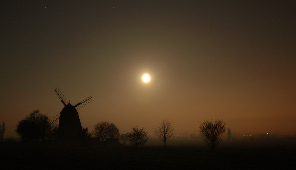 Schnarsleber Mühle mit Mond