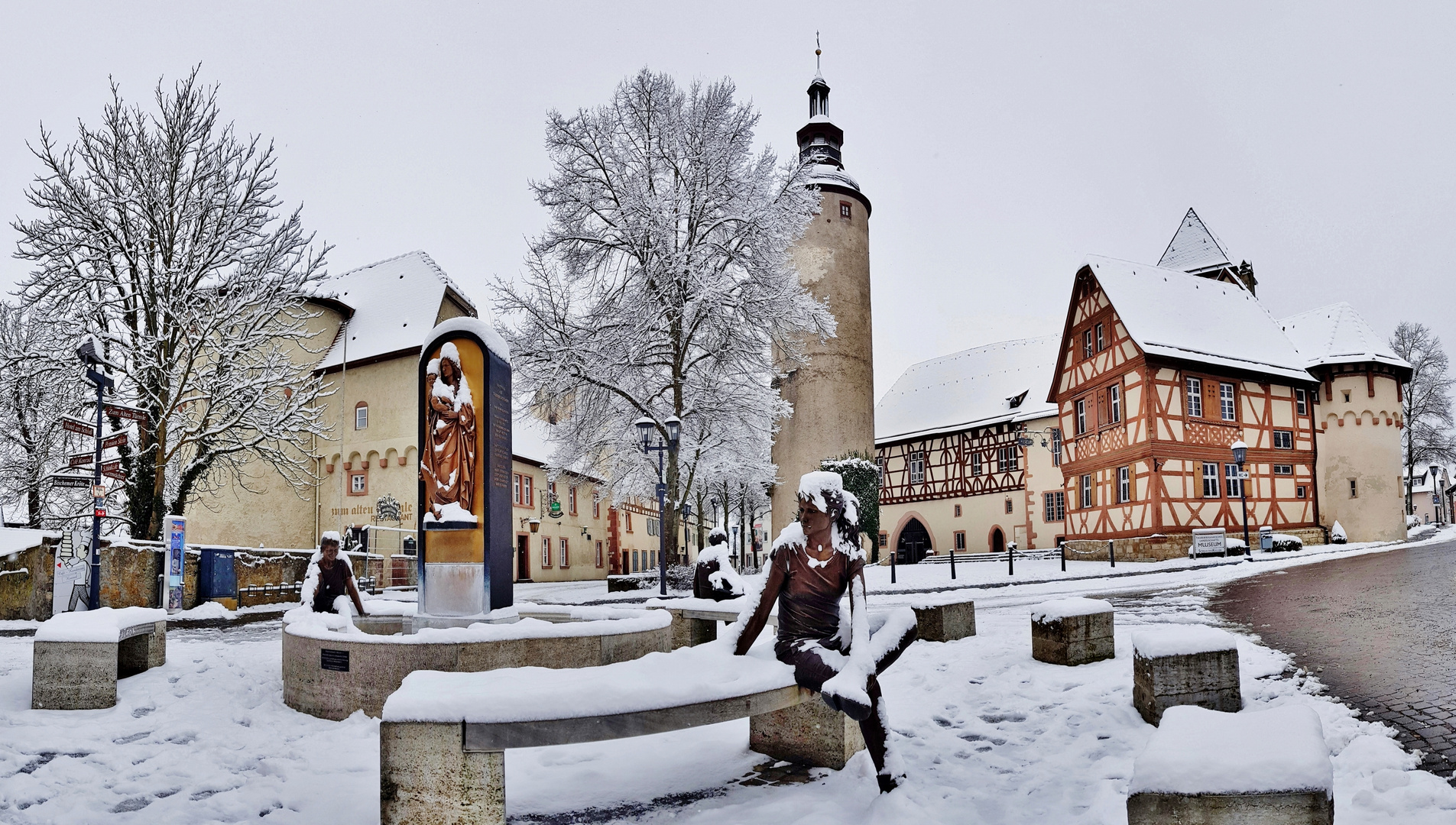 Schnee am Schlossplatz.