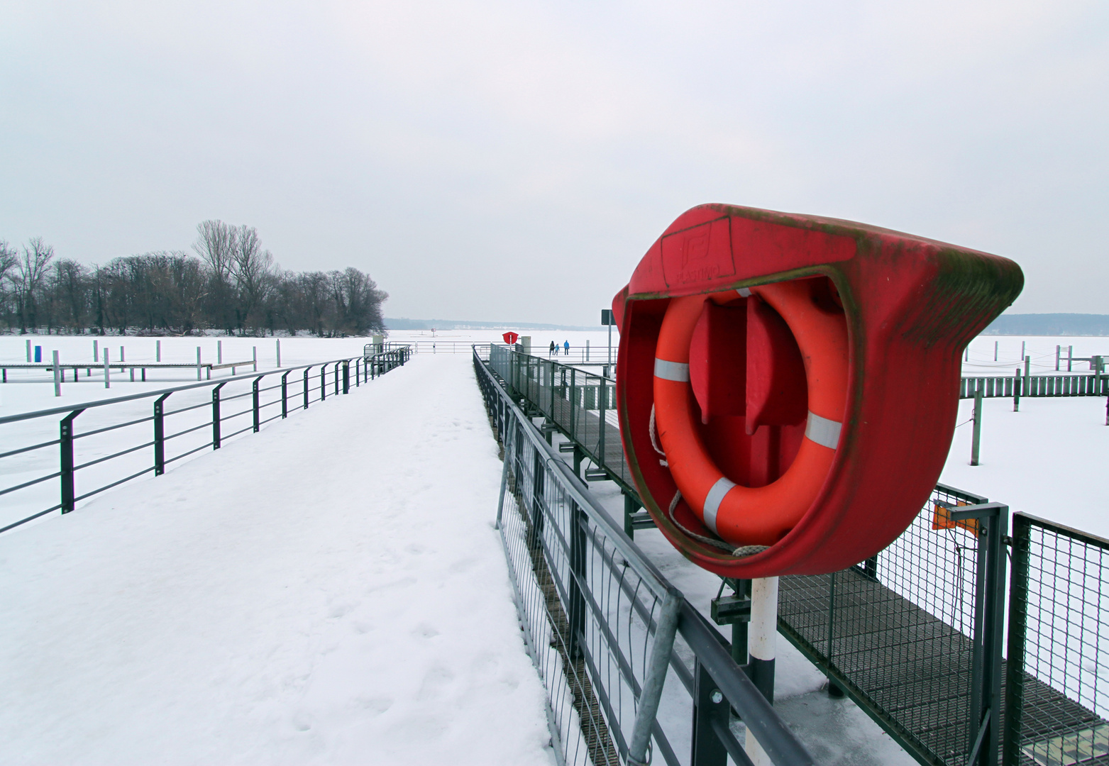 Schnee am See