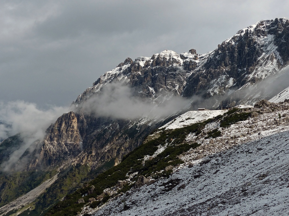 Schnee am Tribulaunhaus